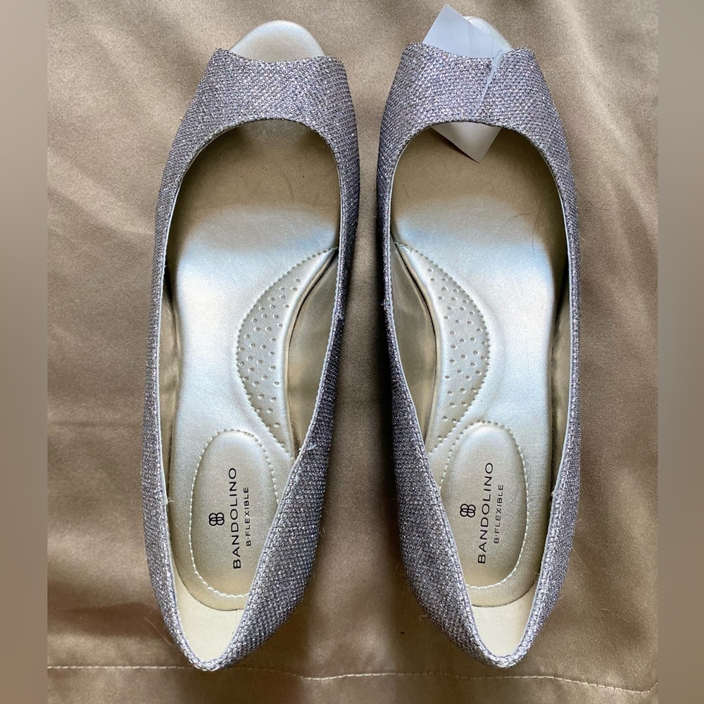 Bandolino B-Flexible Peep toe Wedge Pump silver chrome